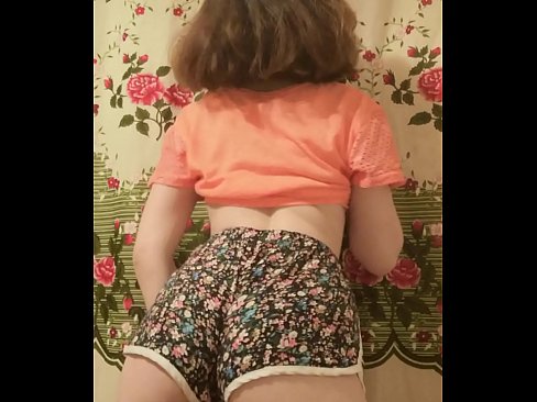 ❤️ 性感的年轻宝贝在镜头前脱下她的短裤 ❤️ Super porn❤
