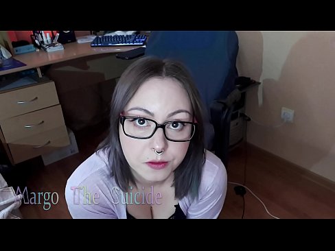 ❤️ 性感的眼镜女孩在镜头前深深地吸吮假阳具 ❤️ Super porn❤