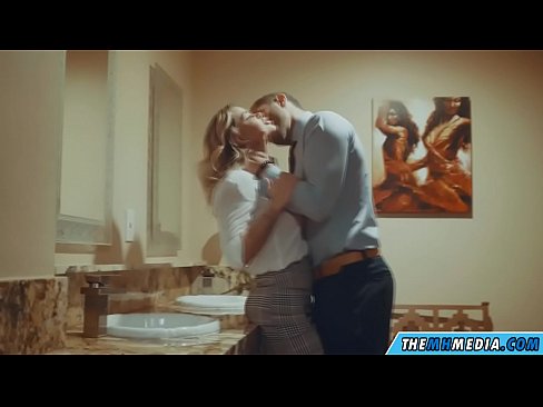 ❤️ 当一个胸大无脑的金发女郎在公共厕所里勾引你时 ❤️ Super porn❤